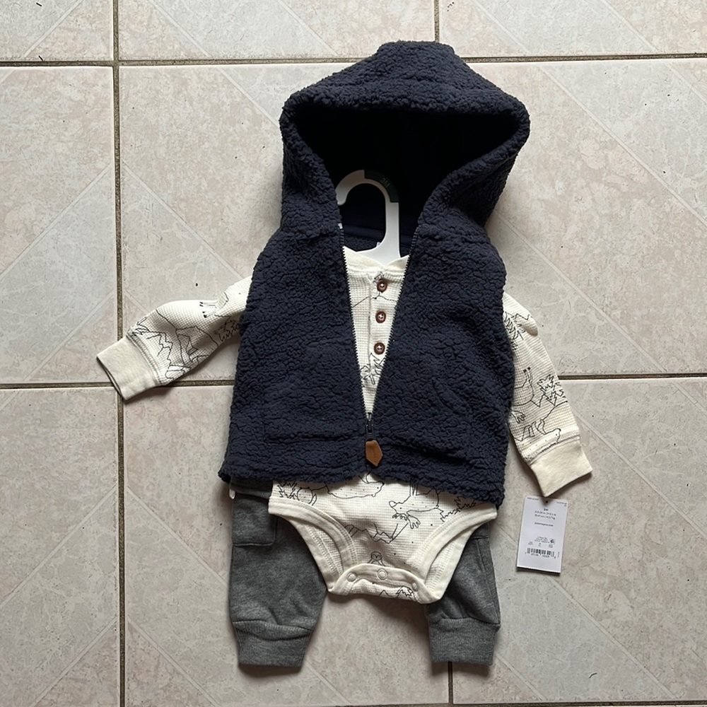 Carter’s Baby Boys outfit. Size 3 months.